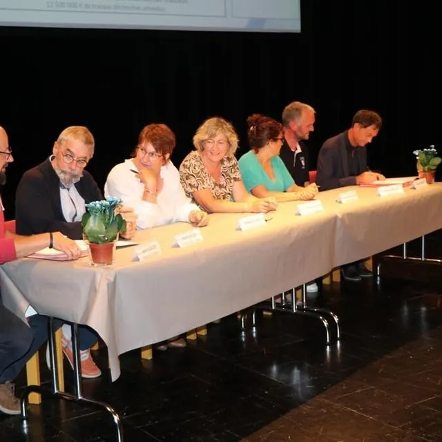 photo signature de l’opah (opération programmée d’amélioration de l’habitat) avec de gauche à droite : yannick galon (maire de bouillé-ménard), hervé gaudin (maire de bourg-l’evêque), françoise coué (maire de chazé-sur-argos), emmanuelle galisson (maire d’armaillé), marie-noëlle richard (maire d’angrie), martial brillet (maire de carbay) et jacques robert (maire de loiré).  ©  ouest-france