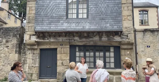 photo  la visite d’alençon au moyen âge est l’occasion de découvrir les bâtisses les plus anciennes de la ville, comme ici la maison à l’étale, qui est aussi prétexte à raconter quelques anecdotes.  &copy;  ouest-france 
