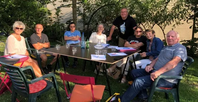 photo  de gauche à droite, sylviane rouillon-chobeaux, raymond chéreau, carole chantoiseau, frédérique laurent, bernard janvier (debout), pascale chantoiseau, patricia métris et claude guimier  &copy;  le maine libre 