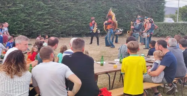 photo  plus de 150 personnes ont participé à la soirée de la guinguette, jeudi dernier. la fanfare kafi et la compagnie du trépied ont animé la fin de soirée et le repas en plein air.  &copy;  ouest-france 