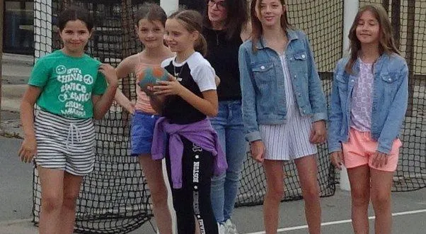 photo  quelques enfants du centre de loisirs lancent un ballon sur un filet rebondissant dans la cour de l’école, aux côtés d’alexia desmares, animatrice.  &copy;  ouest-france 