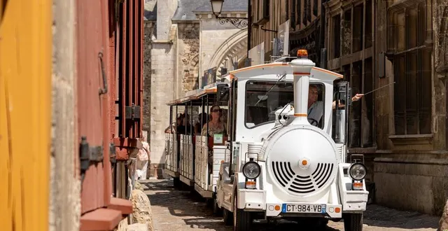 photo  le petit train traverse les ruelles pavées de la cité plantagenêt, pour faire découvrir aux touristes les trésors qu’elle recèle.  &copy;  le maine libre – xavier sarrat 