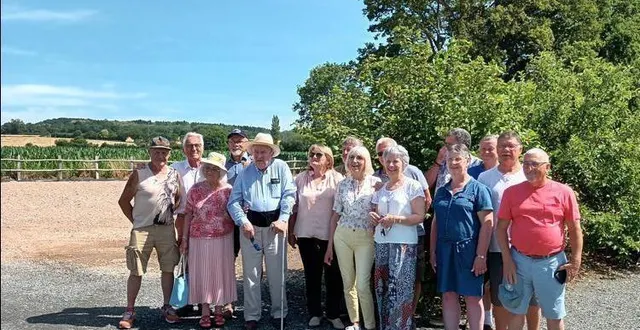 photo  treize élèves de la classe de cm2 de 1967 étaient réunis autour de leurs instituteurs de l’époque, m. et mme ramez.  &copy;  le maine libre 