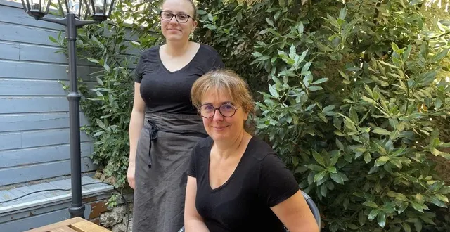 photo  blandine aubry-davy et sa seconde élodie bosteau, sur la terrasse de la crêperie la bisquine.  &copy;  le maine libre 