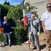 photo  deux porte-drapeaux de tresson aux côtés de jacky emery et son fils xavier, devant le square portant le nom de phillips abbot. 