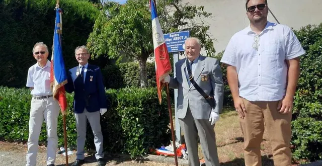 photo  deux porte-drapeaux de tresson aux côtés de jacky emery et son fils xavier, devant le square portant le nom de phillips abbot.  &copy;  le maine libre 