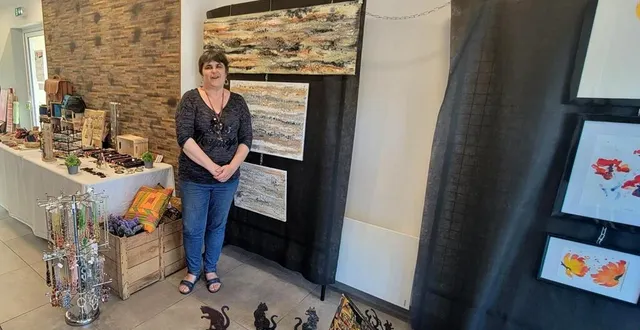 photo  anne masseau dans sa galerie et devant ses propres toiles de peinture acrylique qu’elle travaille à plat pour ménager ses épaules meurtries.  &copy;  ouest-france 