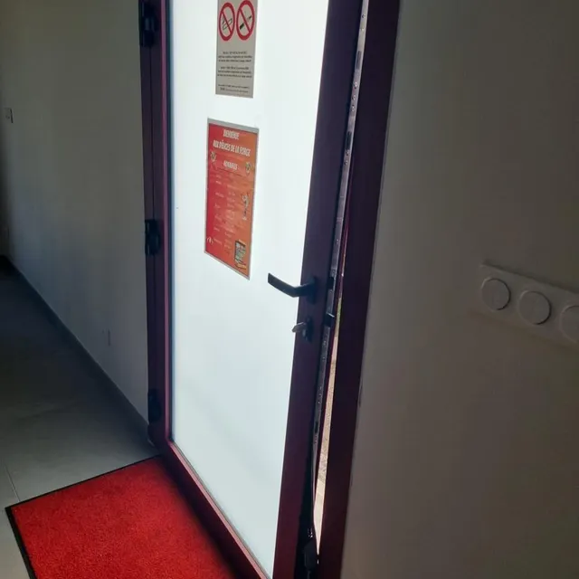 photo une porte de l’épicerie-bistrot a été forcée mais le ou les auteurs n’ont pas réussi à entrer dans le local.  ©  les délices de la forge