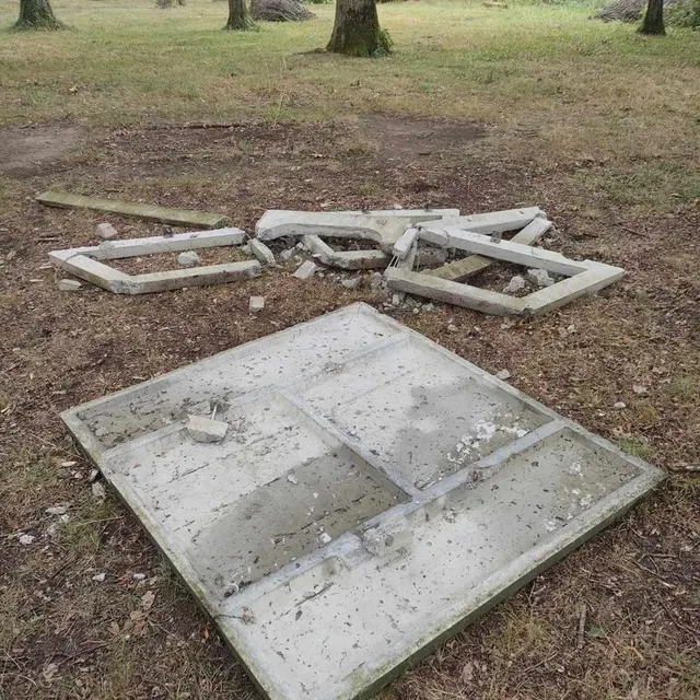 photo une table de ping-pong de crosmières a été entièrement détruite.  ©  dr