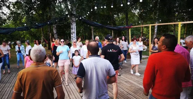 photo  l’association en salsa me propose des initiations de danse, chaque jeudi, à la guinguette de thorée-les-pins (sarthe).  &copy;  en salsa me 