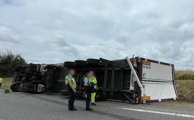 photo la circulation est maintenue sur une voie le temps de l’intervention.  ©  ouest-france