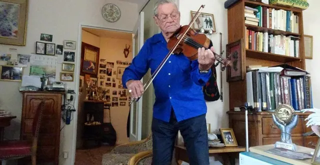 photo  à coulaines, près du mans (sarthe), l’ancien boulanger et industriel roger maudet a eu 100 ans le 22 juillet 2023. il joue du violon depuis l’âge de 4 ans.  &copy;  ouest-france 