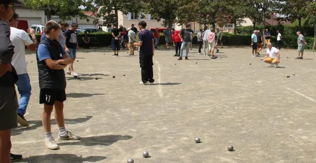 photo  de nombreux amateurs de pétanque sont venus taquiner le cochonnet.  &copy;  ouest-france 