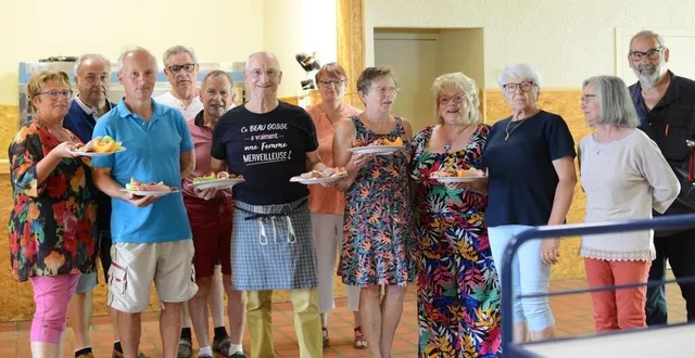 photo  les membres du bureau de l’association, entourés de quelques bénévoles, lors du pique-nique du 6 juillet.  &copy;  le maine libre 