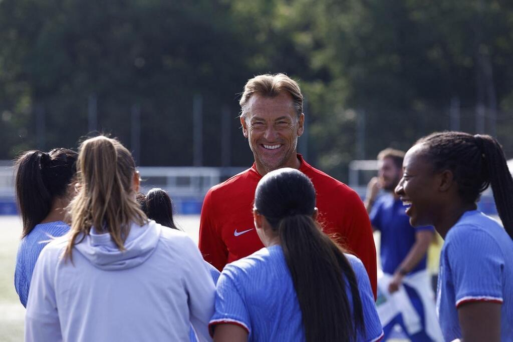 Équipe De France Hervé Renard Sélectionneur Charismatique Qui Donne De La Voix Aux Bleues 