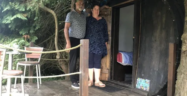 photo  depuis trois ans, marc moore et kari vaughan proposent des nuits insolites dans des foudres au camping de la géraumière, à deux pas de domfront-en-poiraie (orne).  &copy;  ouest-france 
