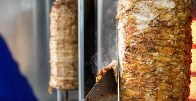 photo  plusieurs types de viande peuvent composer les broches de kebab. une personne prélève de la viande sur une broche. photo d’illustration.  &copy;  getty images/istockphoto 