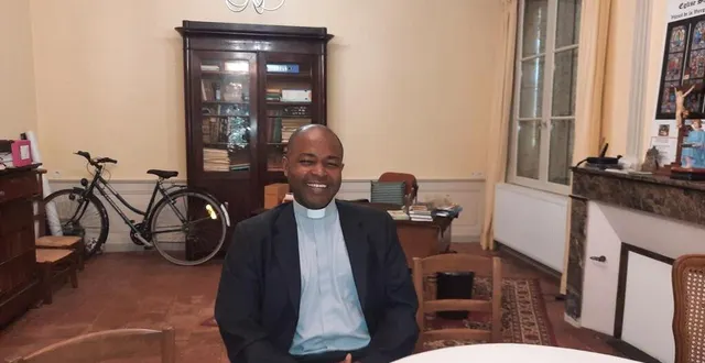 photo  logé dans le presbytère de luché-pringé, le prêtre a reçu un vélo pour ses déplacements.  &copy;  ouest-france 