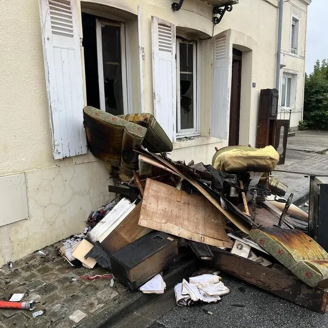 photo le mobilier du salon à moitié calciné.  ©  ouest-france