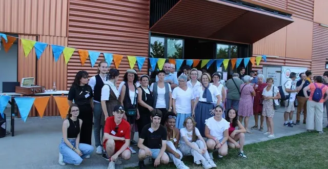 photo  avec l’aide d’une trentaine de bénévoles, en particulier des jeunes, le centre social a distribué 180 repas, reçu 250 personnes au spectacle de théâtre de la compagnie tétrofort.  &copy;  ouest-france 