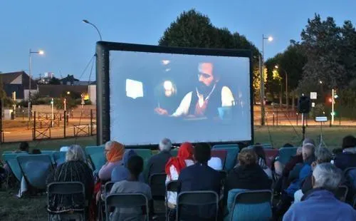 photo  la projection du film « eiffel » avec romain duris dans le quartier du pré, vendredi 5 août 2022, lors de la deuxième séance de cinéma en plein air de l’été, à sablé-sur-sarthe.  &copy;  ouest-france 