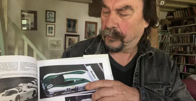 photo  patrick hoft, avec la photo de la wm p88 qui détient toujours le record de vitesses aux 24 heures du mans.  &copy;  le maine libre 