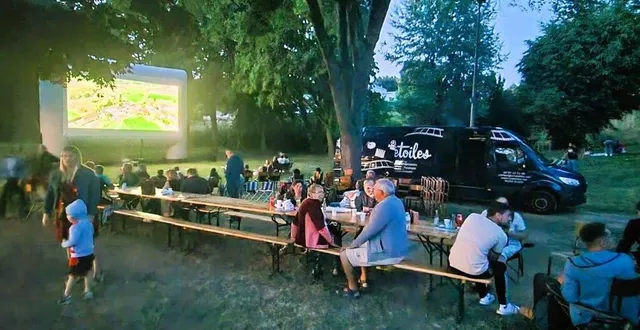 photo  au parc de la pelzinière, on pouvait s’amuser en famille et profiter d’une séance de cinéma en plein air.  &copy;  val-au-perche 