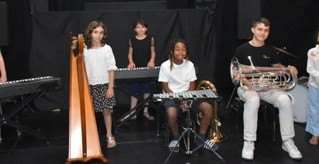 photo  les jeunes musiciens sur scène ont ouvert le festival des trois tambours.  &copy;  le maine libre 