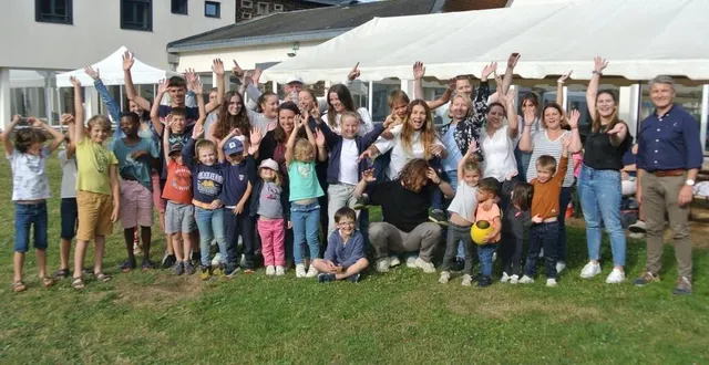 photo  animateurs et enfants en compagnie du maire laurent paris (à droite), lors de la traditionnelle soirée des familles à l’accueil de loisirs.  &copy;  ouest-france 