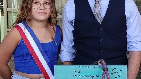 photo  anthony mussard, maire, et une membre du cmj ont présenté les noms des vainqueurs du concours de nichoirs.  &copy;  le maine libre 