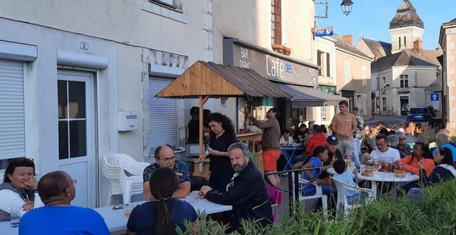 photo  le samedi soir, c’est soirée paillote au café des arts. et, en moins d’un quart d’heure, la terrasse est prise d’assaut.  &copy;  ouest-france 