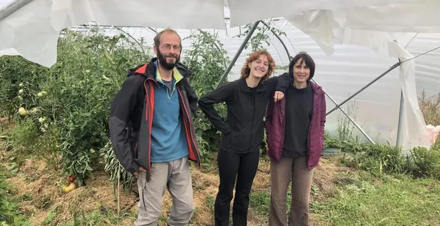 photo  cyril gallier, jardinier maraîcher à la ferme les minières, à la ferrière-aux-étangs (orne) transmet ses techniques à deux wwoofeuses, ève et tiphaine.  &copy;  ouest-france 