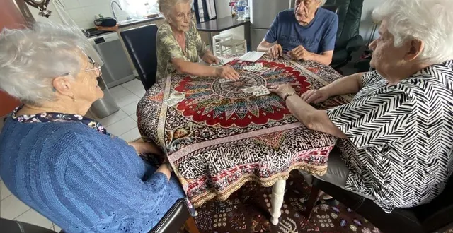 photo  cécile, marcelle, jacques et raymonde entament une partie de belote.  &copy;  ouest-france 