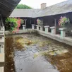 photo  les toitures du lavoir dit en « impluvium » permettaient de récupérer l’eau de pluie qui s’ajoutait à la source intarissable. les selles des lavandières existent toujours. 