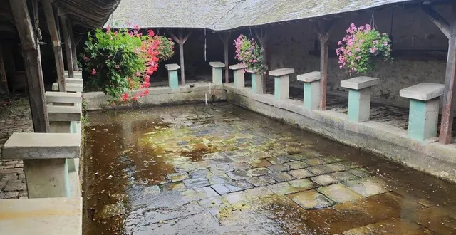 photo  les toitures du lavoir dit en « impluvium » permettaient de récupérer l’eau de pluie qui s’ajoutait à la source intarissable. les selles des lavandières existent toujours.  &copy;  ouest-france 