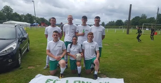 photo  habitués des tournois de fin d’année, ces sept jeunes organisent une féria dans un champ à lonlay-le-tesson (orne).  &copy;  dr 