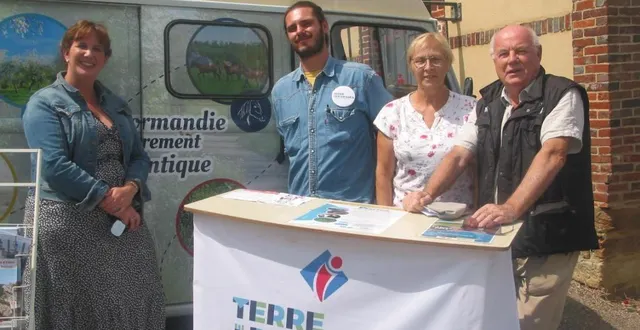 photo  (de gauche à droite) : ségolène chesnel, boris, cécile leblanc (présidente comité des fêtes de camembert) ; michel cousin (maire de camembert)  &copy;  ouest-france 