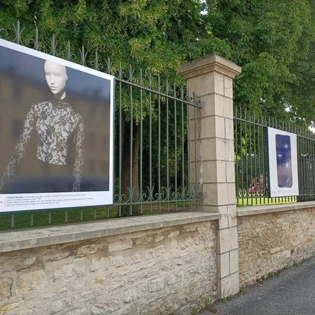 photo l’exposition « sortez de vos clichés » s’affiche sur les grilles de la médiathèque.  ©  argentan intercom