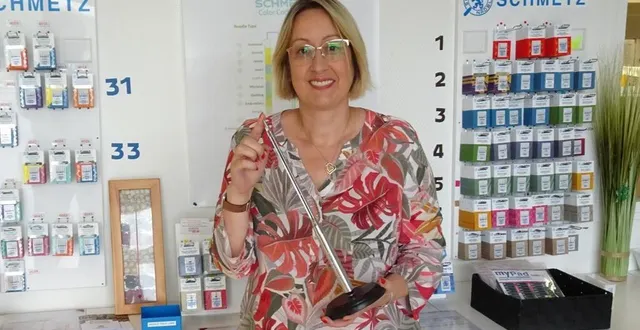 photo  avec cette aiguille géante, isabelle choplin montre qu’en sus des motifs de broderie, elle vend sur internet de la mercerie et du flex/vinyl thermocollant.  &copy;  ouest-france 