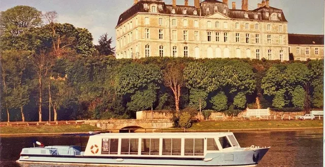 photo  le « sablésien i » devant le château de sablé-sur-sarthe.  &copy;  archives famille malin 