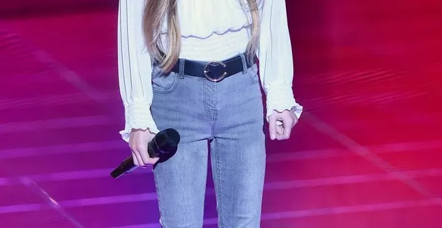 photo  eugénie lors de sa prestation sur le plateau de the voice kids sur tf1, telle que l’on pourra la voir mardi 1er août.  &copy;  photo tf1 