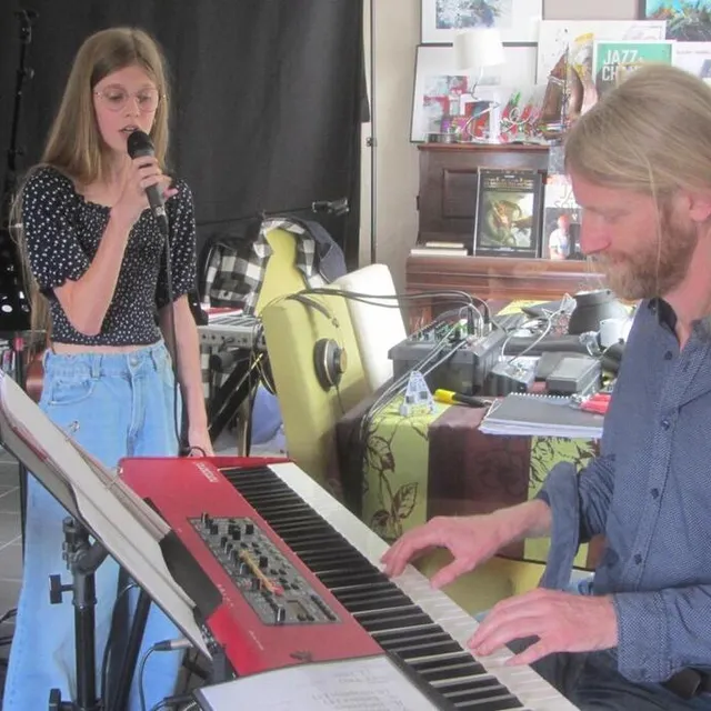 photo en répétition avec son papa raphaël, chez elle à bécon-les-granits.  ©  ouest-france