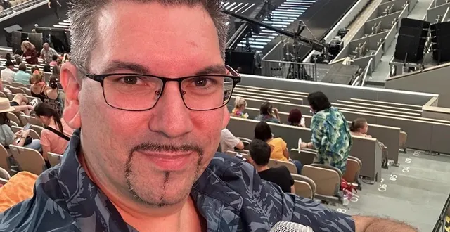 photo  damien huet-choplain dans le stade de roland-garros, lors de l’émission « le plus grand karaoké de france ».  &copy;  dr 