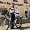 photo margot, assistante communication à l’office de tourisme de vibraye, place de l’hôtel-de-ville, propose des vélos à assistance électrique en location.