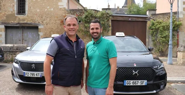photo  ludovic fleury et fabien joly sont tous les deux chauffeurs de taxi, installés à bazouges-cré-sur-loir (sarthe).  &copy;  ouest-france 