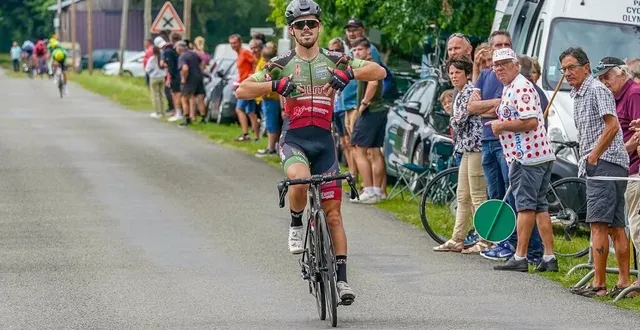 photo  antoine devanne (la roche-sur-yon cyclisme) s’adjuge le grand prix de saint-michel-de-chavaignes.  &copy;  arnaud despelchain 