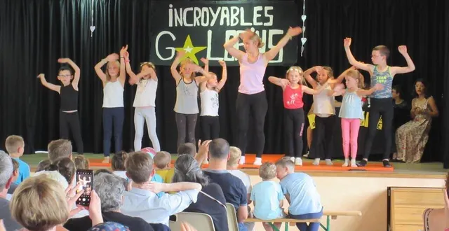 photo  comédie, danses et magie ont été vivement applaudies.  &copy;  ouest-france 