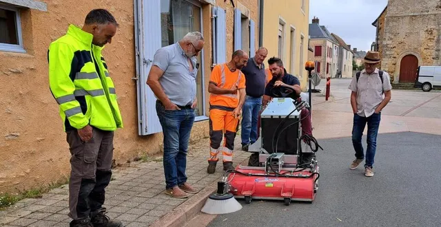 photo  maires et employés communaux des trois communes assistent à une démonstration d’utilisation de la balayeuse que les communes ont achetée en commun.  &copy;  ouest-france 