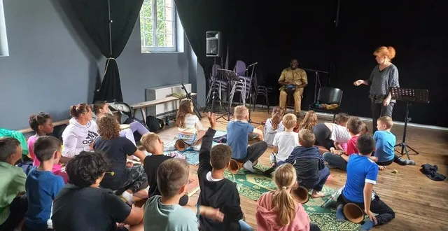 photo  avec les enfants à saint-aubin-de-bonneval  &copy;  ouest-france 