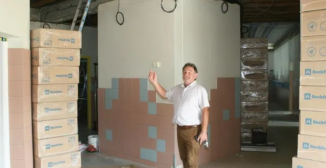 photo  le maire de fillé-sur-sarthe luc-marie faburel dans les locaux du groupe scolaire, actuellement en chantier.  &copy;  le maine libre 